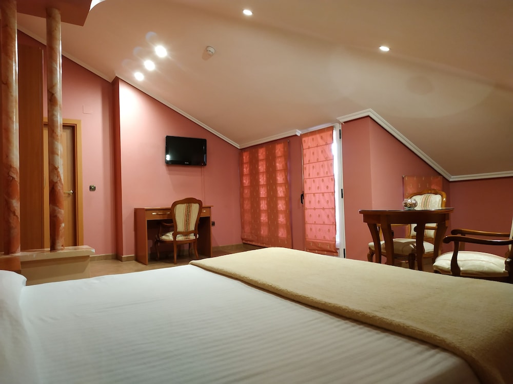 Suite, 1 Queen Bed, Non Smoking, City View photo 2