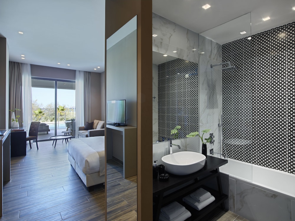 Junior Suite, Pool Access - Photo 4