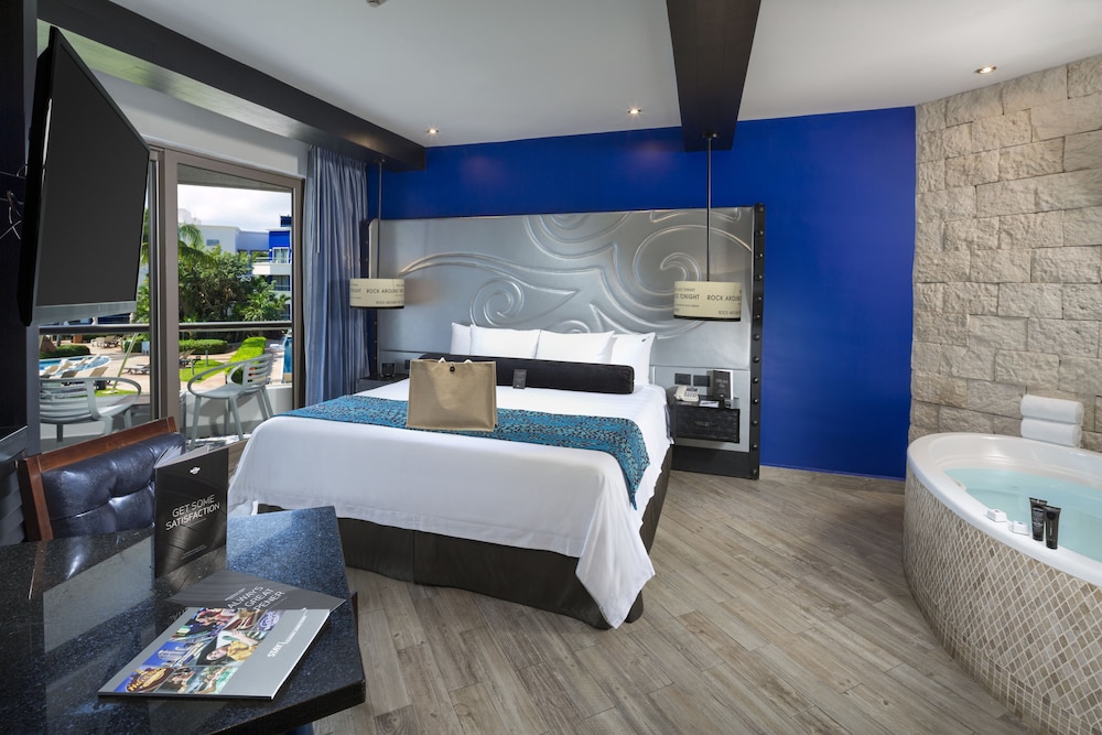 Deluxe Diamond, one king bed - Photo 1