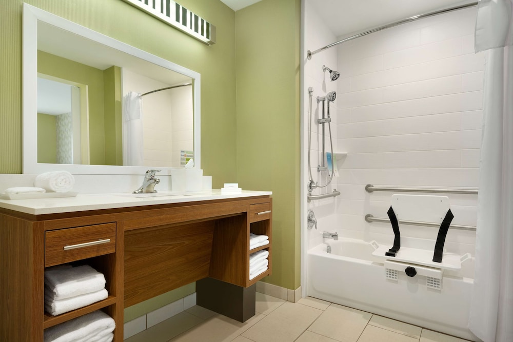 Suite, 1 Queen Bed, Accessible, Bathtub photo 2