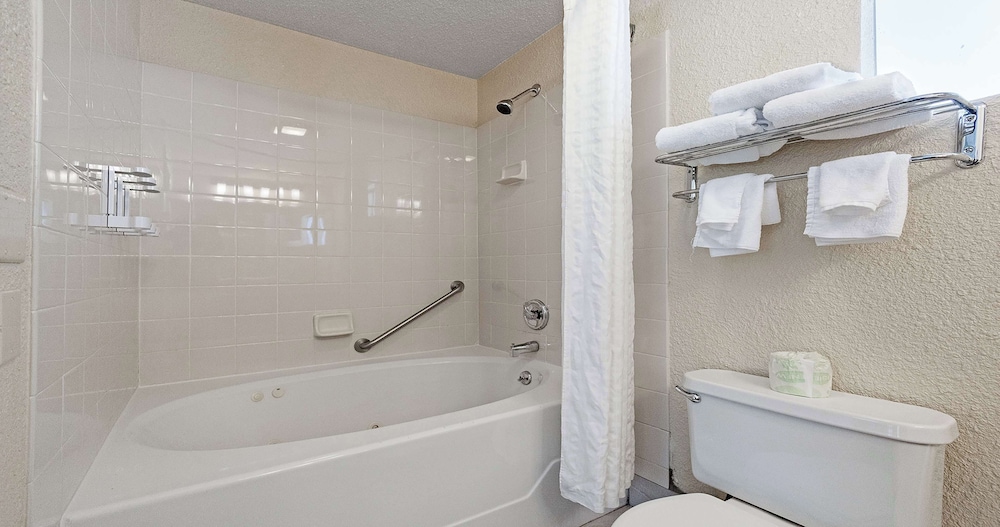 Deluxe Room, 1 King Bed, Non Smoking, Jetted Tub - Photo 13