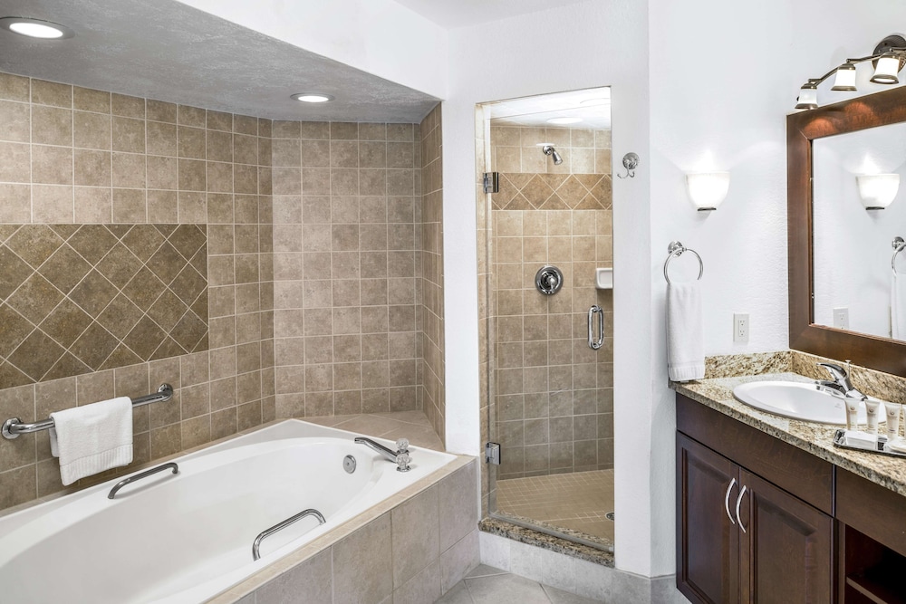 2 Bedroom Suite with 1 King and 2 Twin Beds - Photo 12