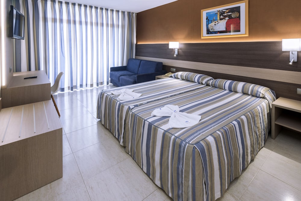 Standard Quadruple Room, Balcony (2 Adults + 2 Children) photo 3