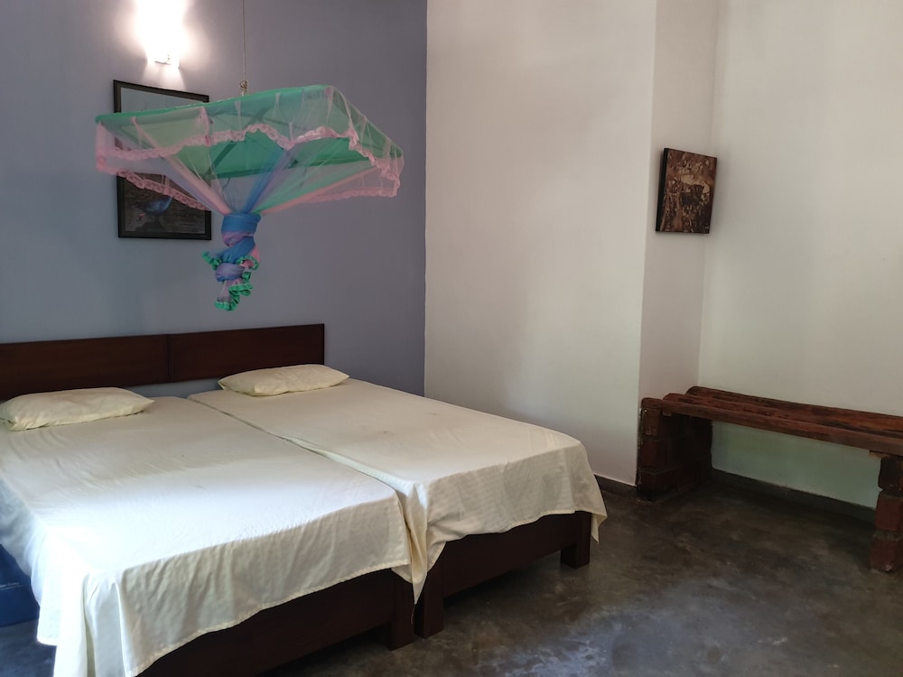 Basic Bungalow, Mixed Dorm, Lake View photo 1