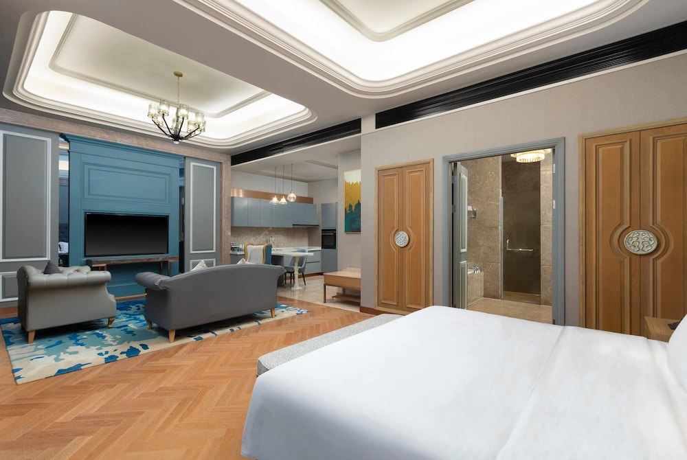 Suite, 1 King Bed, Non Smoking, Garden View