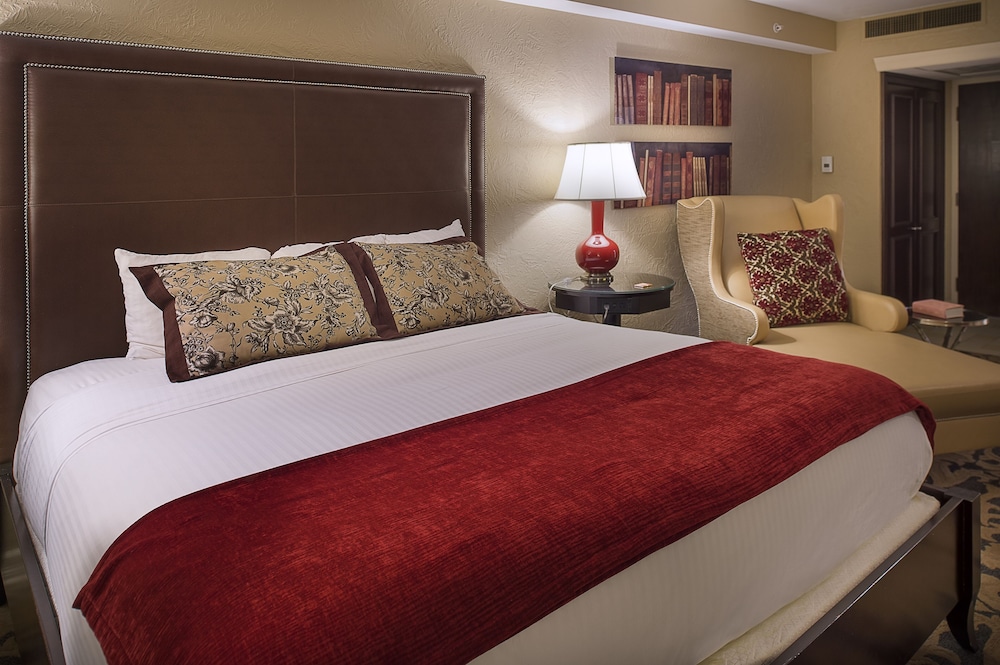 Royal Room, 1 King Bed - Photo 4