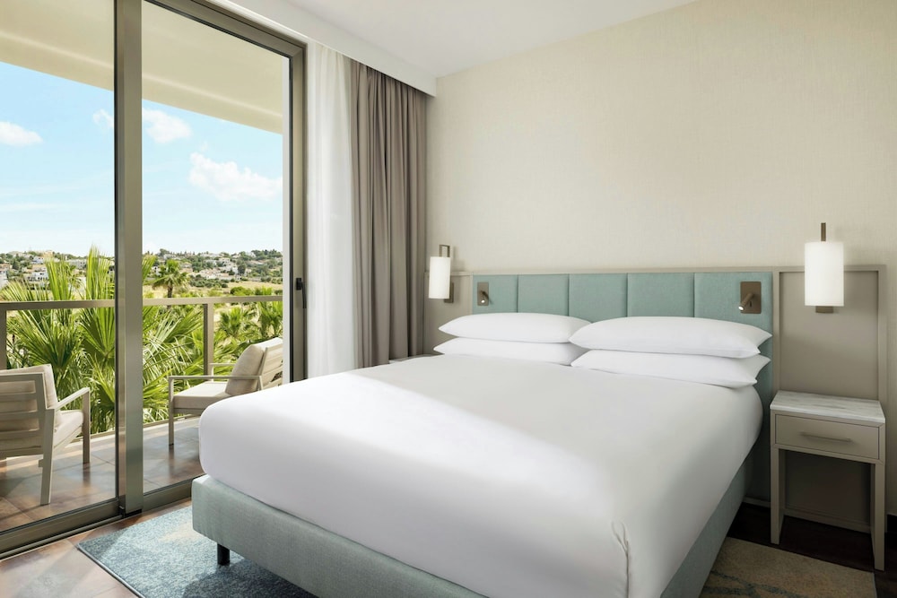 Suite, 3 Bedrooms, Balcony - Photo 7