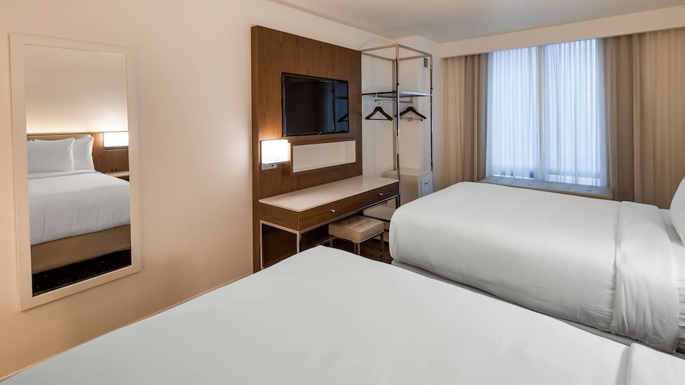 Standard Room, 2 Double Beds, Accessible, Bathtub (Larger Room) thumbnail 5