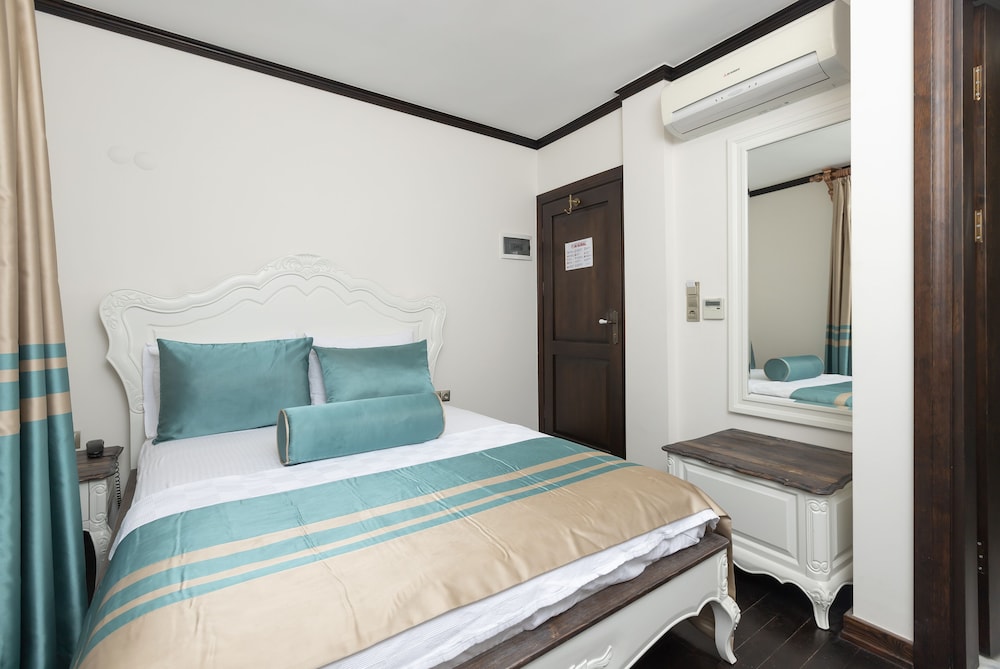 Standard Double Room (4)