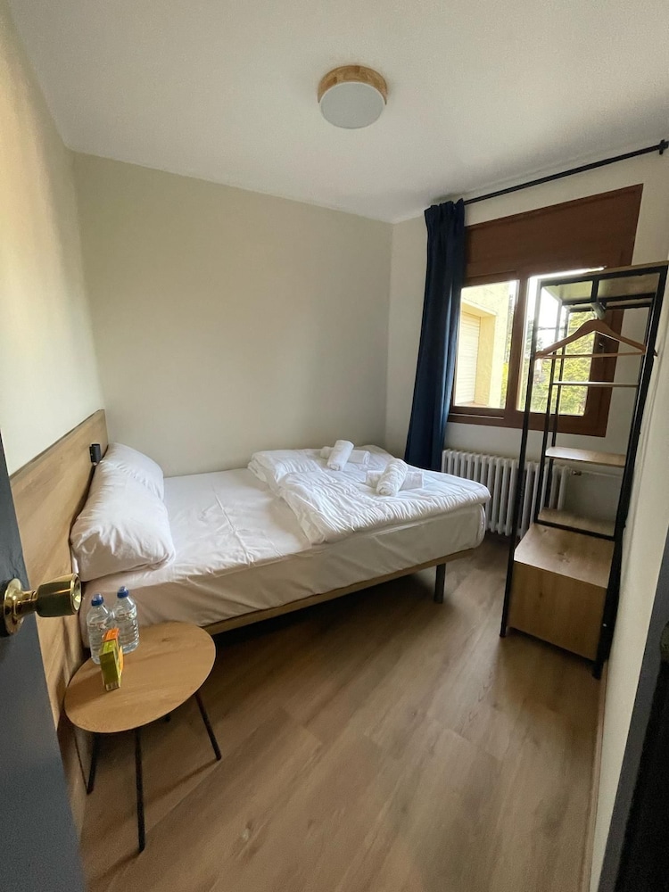 Comfort Double or Twin Room, 1 Queen Bed, Shared Bathroom, Garden View photo 3