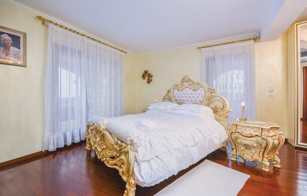 Suite, Sea View