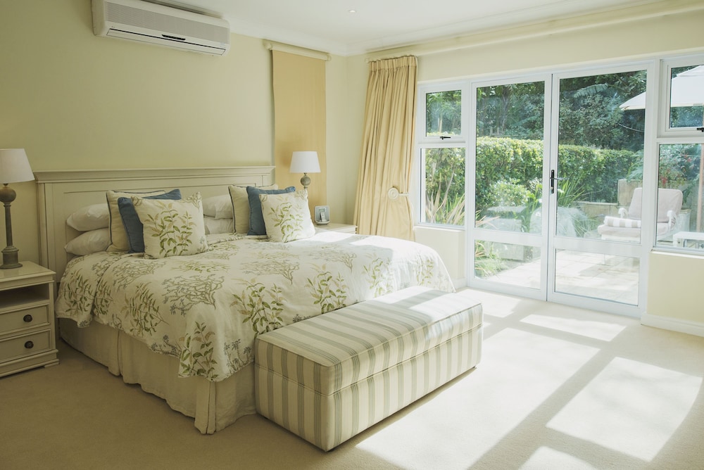 Standard Suite, 1 King Bed, Poolside