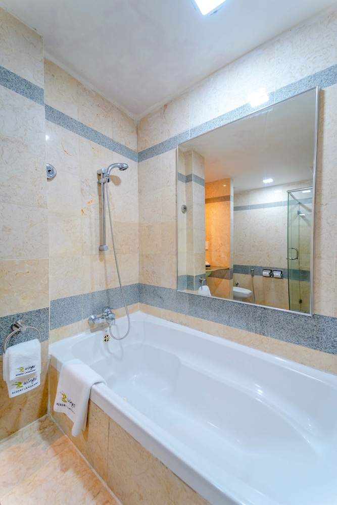 Deluxe King Room - Photo 3