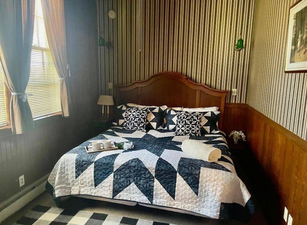 Family Suite, 1 King Bed with Sofa bed, Refrigerator & Microwave (Carriage House Suite 1) photo 2
