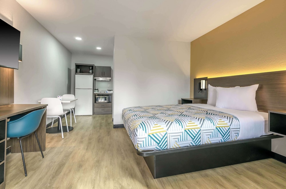 Standard Room, 1 Queen Bed, Non Smoking, Kitchenette - Photo 3
