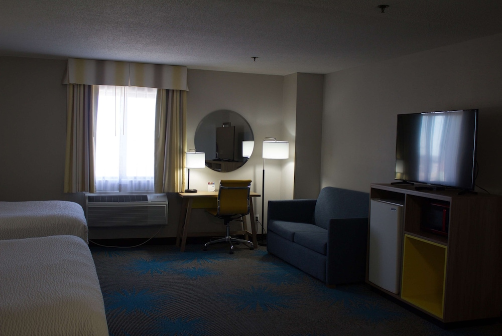Suite, Non Smoking (king bed) - Photo 1