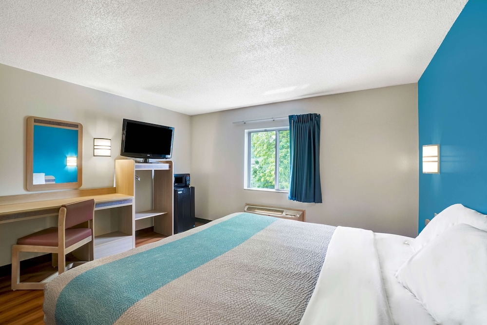 Standard Room, 1 King Bed, Non Smoking photo 2