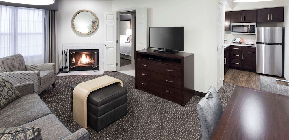 Premium Room, 1 King Bed (Mobility & Hearing, Bathtub) - Photo 4