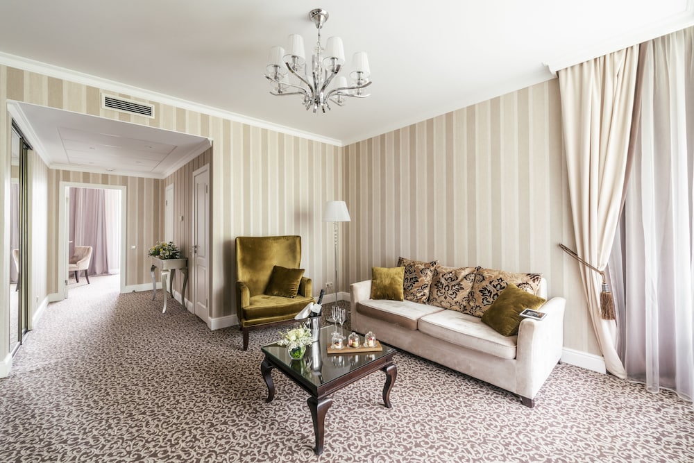 Family Room - Photo 3