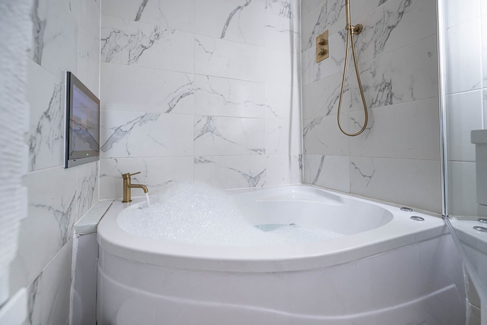 Deluxe Apartment, Hot Tub, City View (Apt 4) - Photo 1
