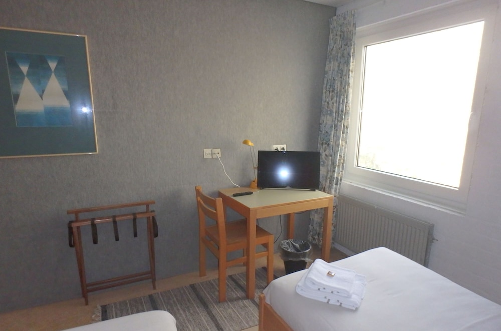 Basic Double Room, 2 Twin Beds photo 3