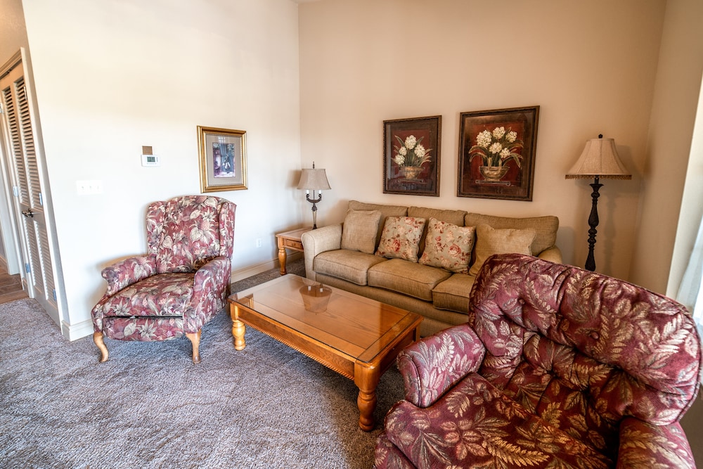 1 Bedroom Condo photo 3