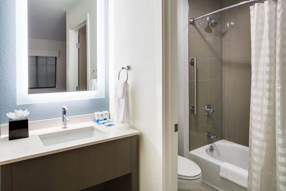 Suite, 1 Queen Bed with Sofa bed, Accessible, Bathtub - Photo 3