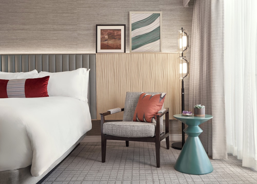 Grand Room, 2 Queen Beds, Mobility Accessible, Mountain View - Photo 3