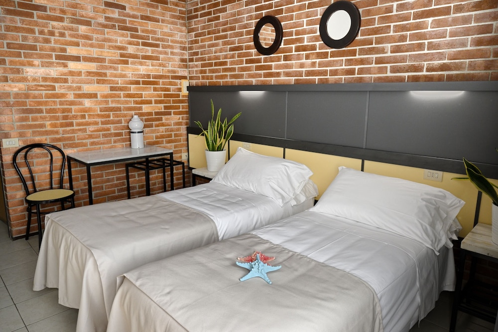 Double or Twin Room - Photo 5