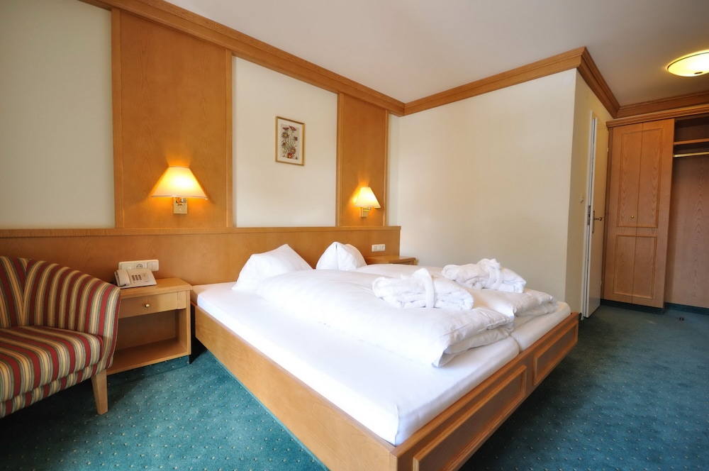 Classic Single Room, 1 Queen Bed, Private Bathroom, Mountain View photo 3