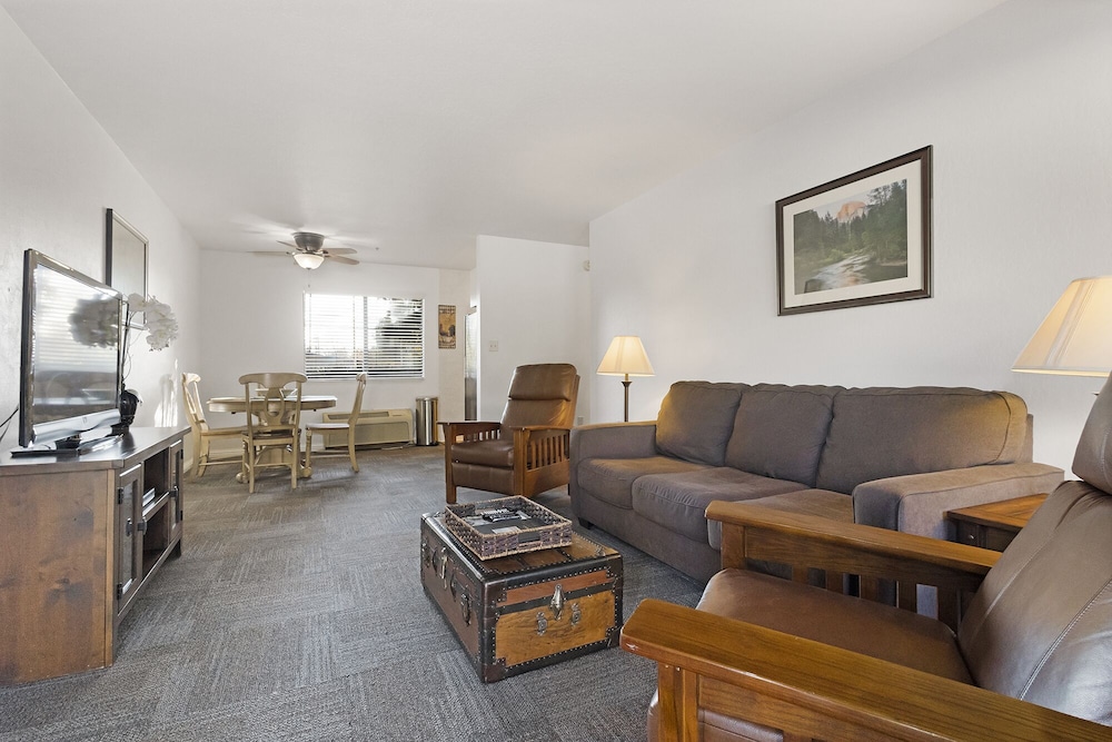 Premier Suite, 1 King Bed with Sofa bed photo 1
