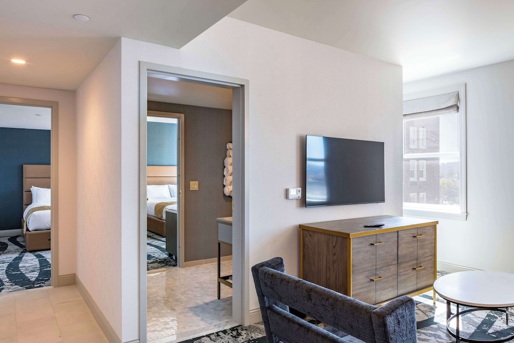 Deluxe Room, 2 Queen Beds, Accessible, Bathtub (Hearing) - Photo 6