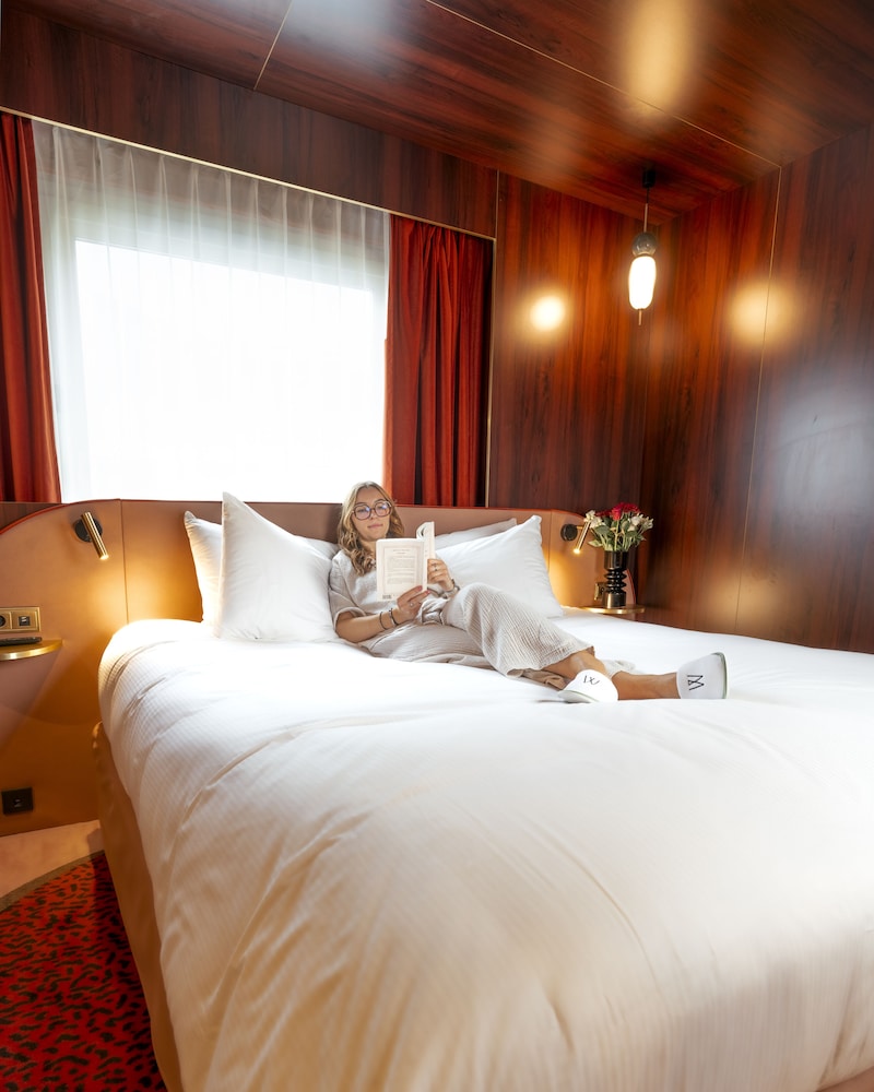 Deluxe Room, 1 King Bed photo 2