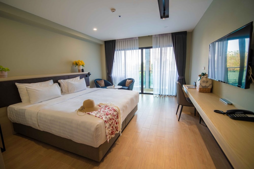 Deluxe Room, Pool View - Photo 9