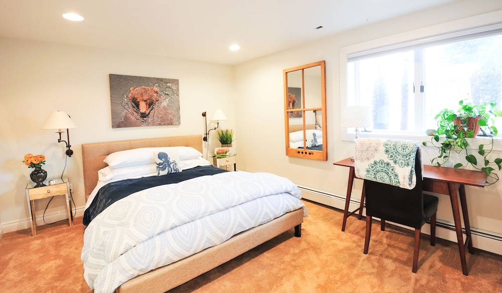 Deluxe Suite, 1 Queen Bed Private Ensuite Bath photo 1