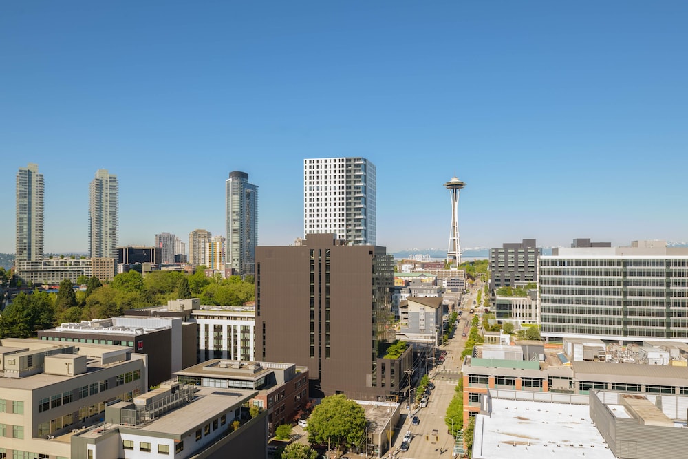 Space Needle View , 2 Queen Beds, ADA Mobility & Hearing w/ Roll-in Shower thumbnail 6