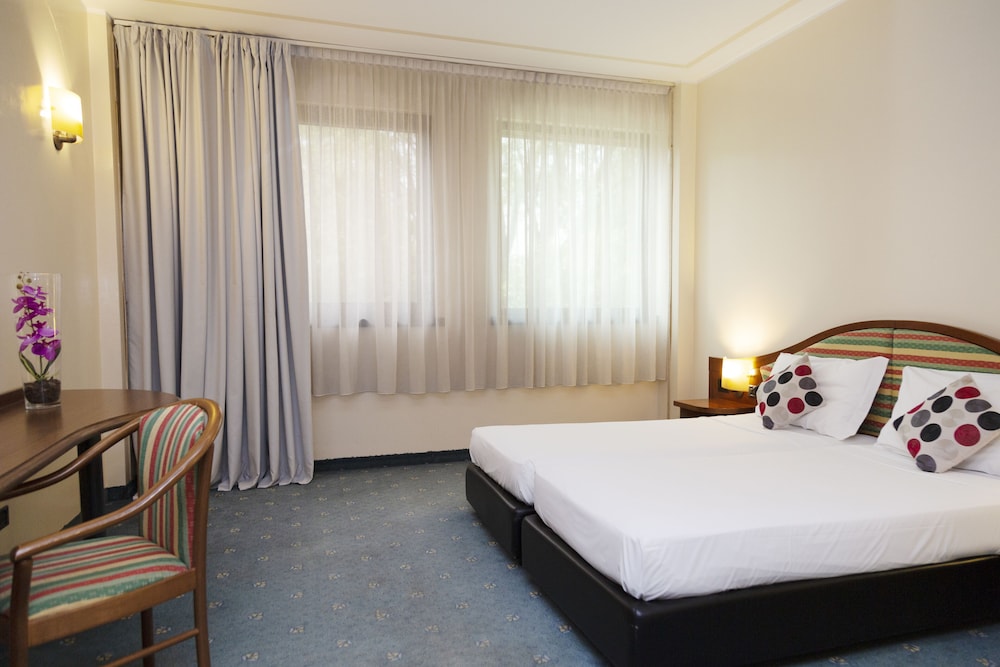 Standard Double or Twin Room - Photo 7