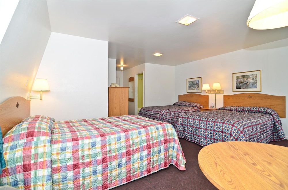 Room, 2 Double Beds, Non Smoking - Photo 3