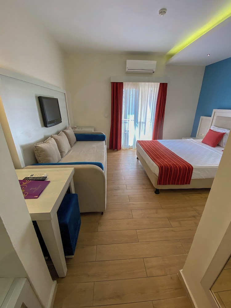 Club Economy Room photo 3