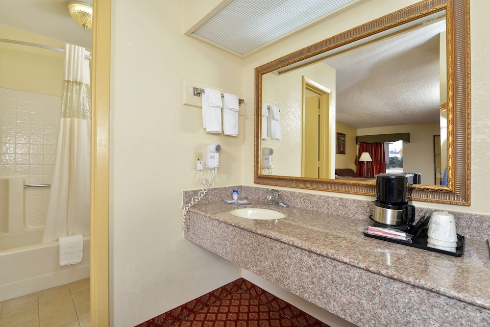 Room, 2 Queen Beds - Photo 4