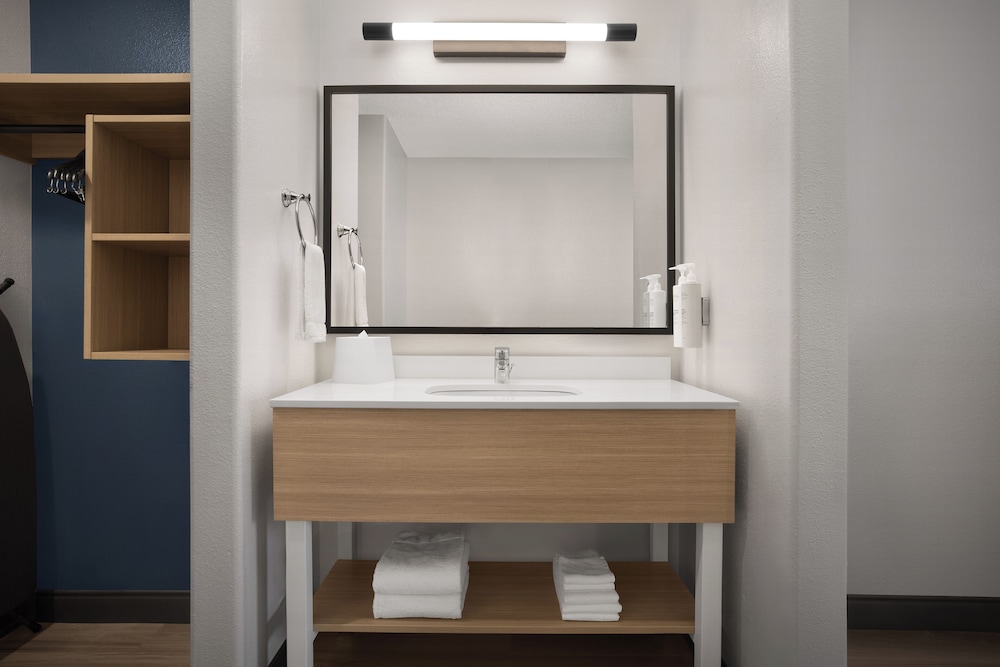 Room, 2 Queen Beds, Accessible (Mobility & Hearing, Roll-in Shower) - Photo 4