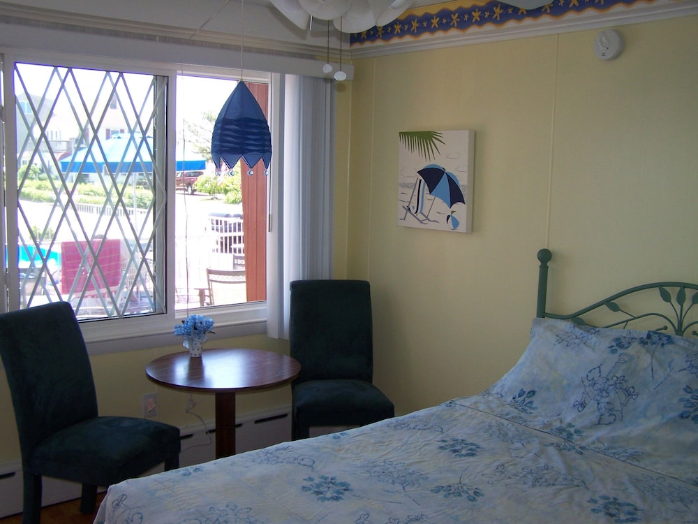 Traditional Double Room, 1 King Bed, Refrigerator & Microwave, Pool View photo 3