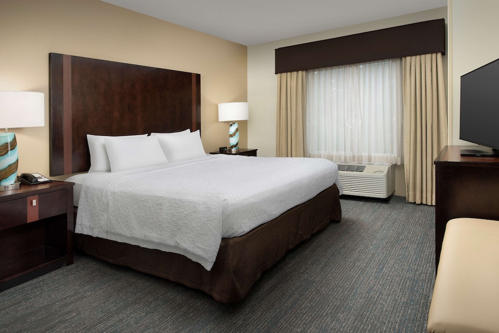 Room, 1 King Bed, Non Smoking, Bathtub - Photo 2