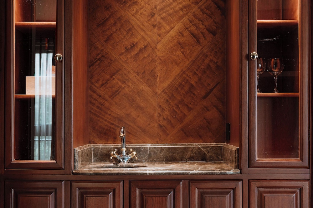 Executive Suite - Photo 21