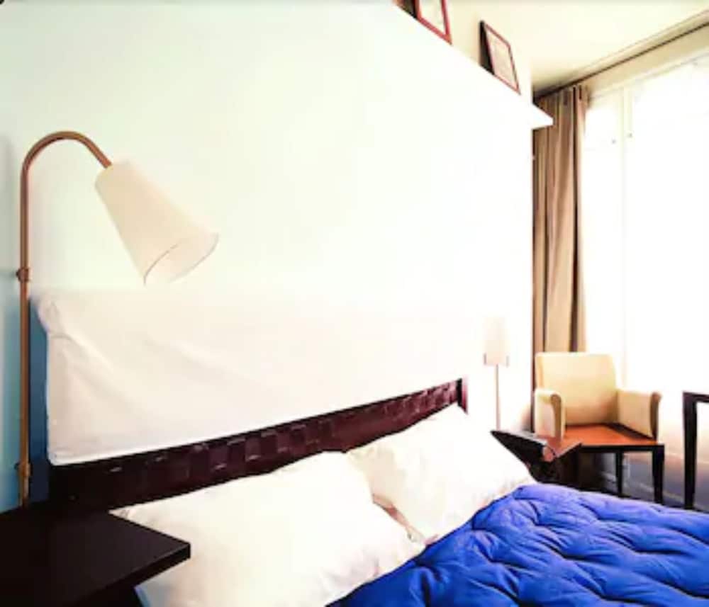 Twin Room thumbnail 5