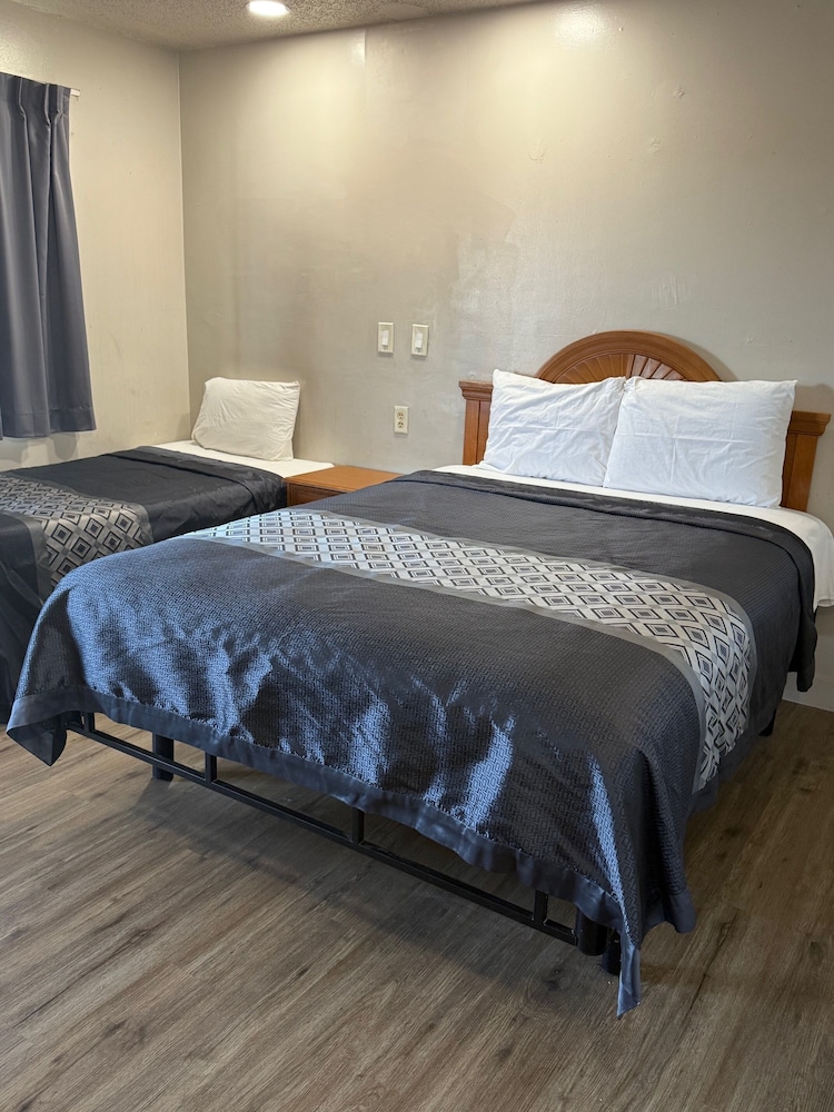 1 Queen and 1 Twin Bed photo 2
