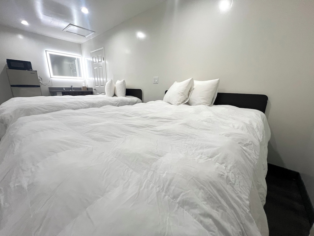 Deluxe Room, 2 Queen Beds, Non Smoking photo 3