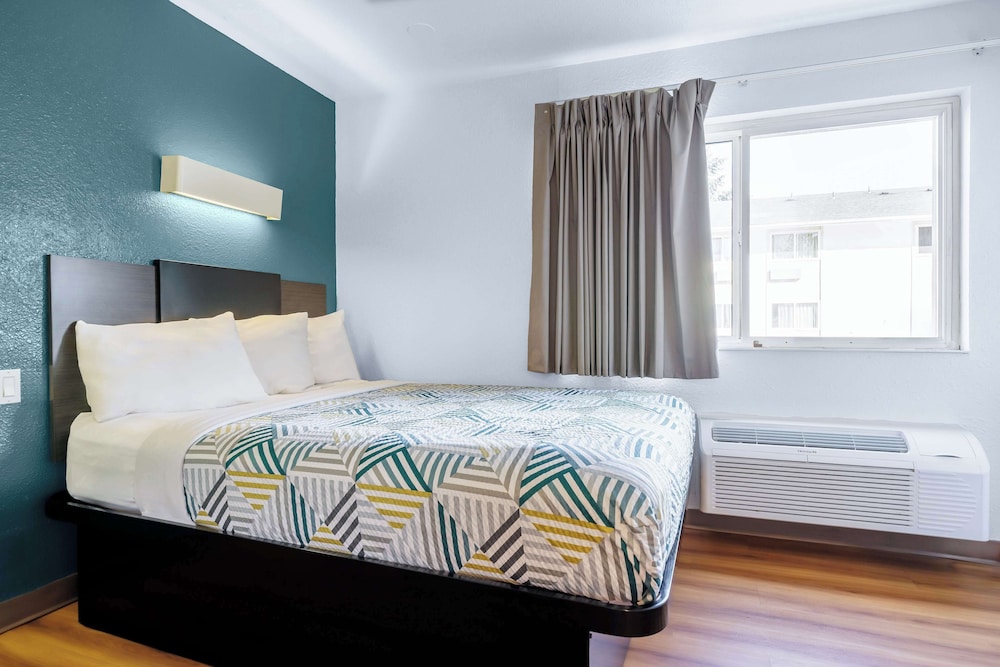 Standard Room, 1 Queen Bed, Non Smoking, Kitchenette photo 3