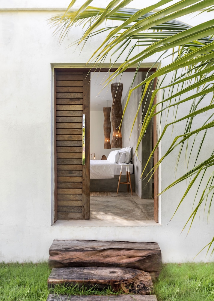 Superior Suite, 1 King Bed, Pool View, Sea Facing