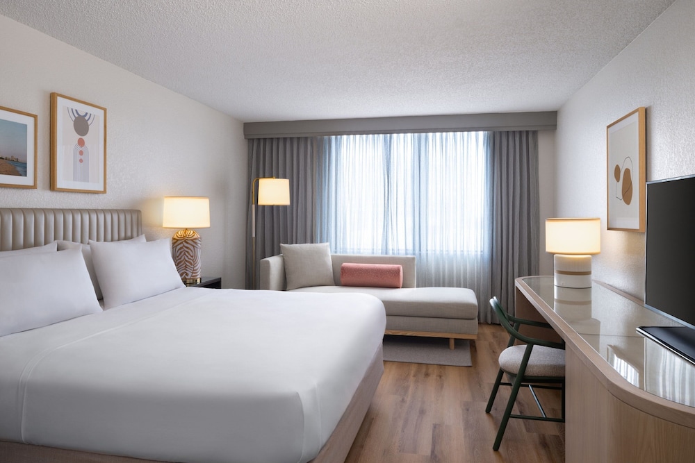 Room, 1 King Bed (Mobility Accessible, Roll-In Shower) - Photo 1